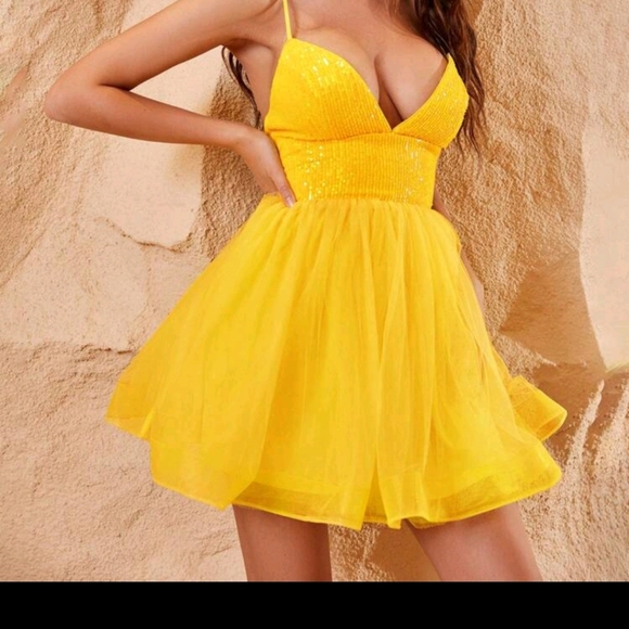 Soild contrast sequin mesh overlay cami dress - Picture 2 of 4